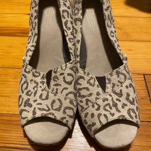 Size 8.5 Cheetah print TOMS wedges , open toed